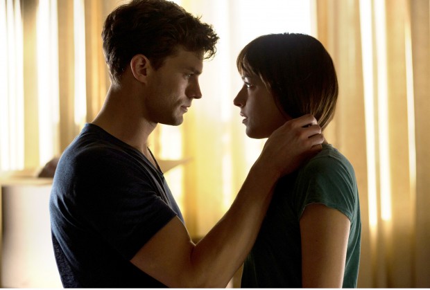 Jamie Dornan e Dakota Johnson em cena do filme 'Cinquenta Tons de Cinza'. Créditos: Divulgação