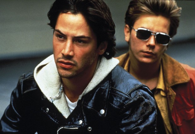 Keanu Reeves e River Phoenix em cena de "Garotos de Programa" (1991), de Gus Van Sant